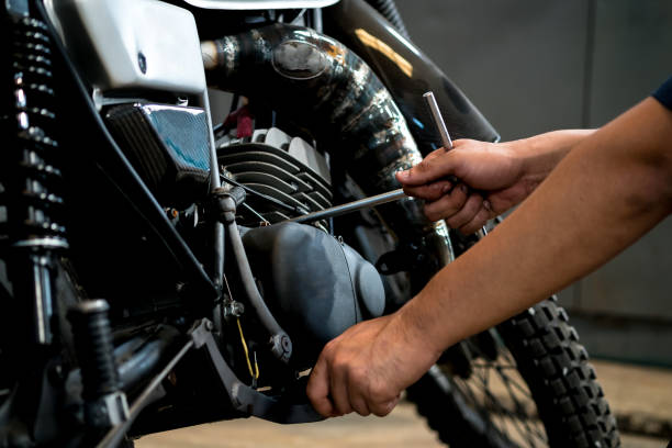 a bike mechanic of bikepromech providing pickup and drop bike service